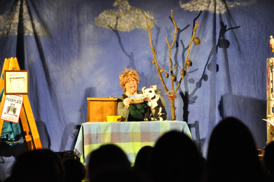 Bild: Paderborner Puppenspielwochen:Kreismuseum Wewelsburg zeigt das Figurentheater „Lieselotte macht Urlaub“ nach dem Bilderbuch von Alexander Steffensmeier am Freitag, 3. März um 16 Uhr im Burgaal der Wewelsburg; Vorverkauf gestartet (©Kreismuseum Wewelsburg)